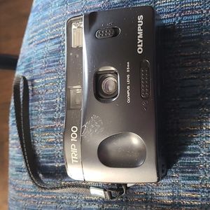 Olympus Trip 100 35 mm camera w/ case